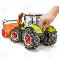 Bruder 03017 Claas Axion 950 traktori lumiketjuilla ja lumilingolla2