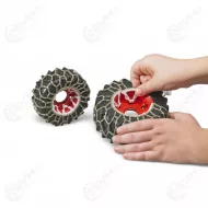 Bruder 03017 Claas Axion 950 traktori lumiketjuilla ja lumilingolla3