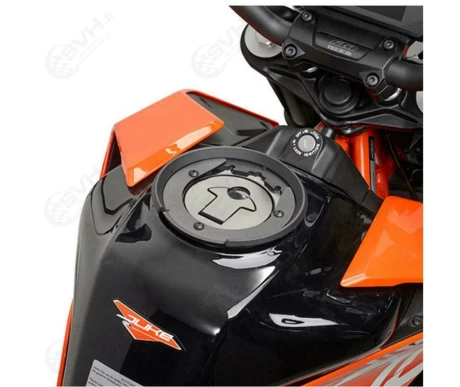 322 BF33 Givi Tanklock kiinnike BF33 KTM Duke 125 390 17 18 0 kuva