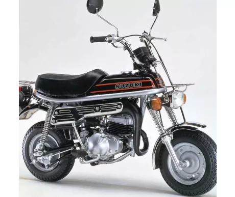 suzuki pv tankin tarra punainen valkoinen 82 kuva