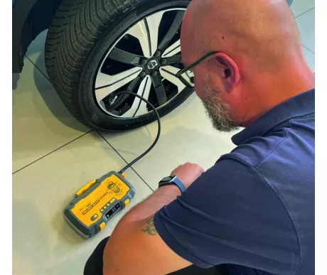 Starttiboosteri ja kompressori 2 kuva