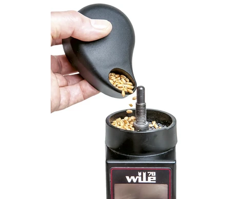 W78 METER 7000780 pouring grain 2 web kuva